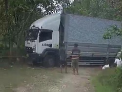 Truk Boks Tersesat di Hutan Trembes Blora gegara Google Maps