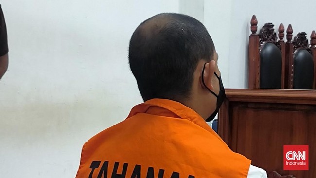 Eks Kapolres Ngada AKBP Fajar Widyadharma Lukman Sumaatmaja menjalani sidang tertutup perdana kasus kekerasan seksual terhadap anak hari ini.