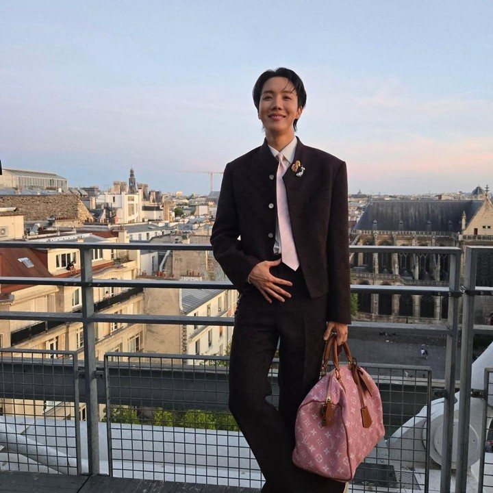 <p>Kemudian ada <em>member</em> sekaligus rapper BTS, J-Hope, yang menghadiri Louis Vuitton Menswear Spring/Summer 2026 Fashion Show, Paris Fashion Week, di Paris, Prancis, 24 Juni 2025. Ia terlihat stylish dengan white shirt dipadu dasi merah muda. Penampilannya dilengkapi jaket dan celana panjang checkered. (Foto: Instagram @uarmyhope)</p>