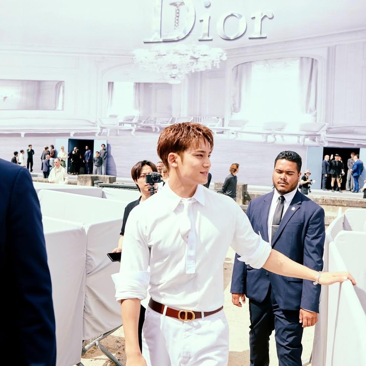 <p>Sementara itu member SEVENTEEN, Kim Mingyu, juga terlihat tampan saat menghadiri Dior Homme Menswear Spring/Summer 2026, Paris Fashion Week, di Paris, Prancis, 27 Juni 2025. Ia terlihat mengenakan button-down shirt putih, celana pendek dengan warna senada, dan belt cokelat. (Foto: Instagram @min9yu_k)</p>