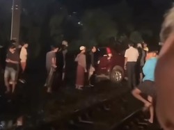 Mobil Tertabrak KA Usai Mesin Mati Saat Melintasi Rel di Bogor