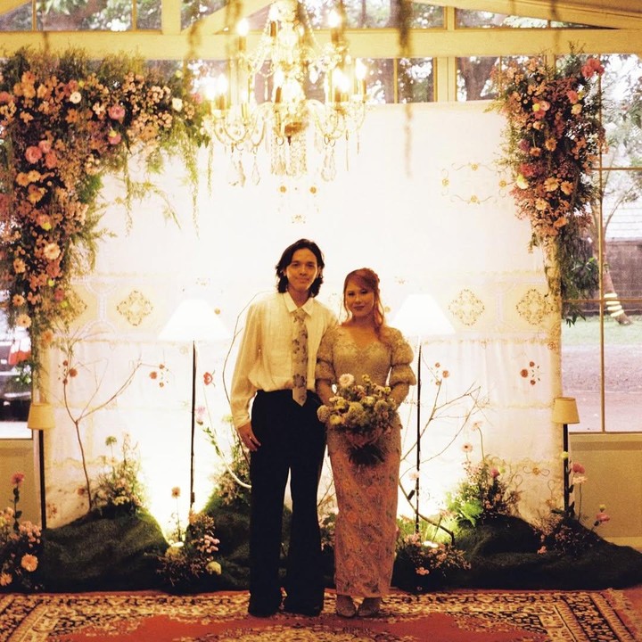 <p>Acara lamaran Nadin dan Faishal digelar dalam nuansa kekeluargaan dengan banyak dekorasi bunga dan tanaman hijau. Suasana klasik dan <em>vintage</em> sangat terasa di momen spesial ini, Bunda. (Foto: Instagram @cakecaine)</p>