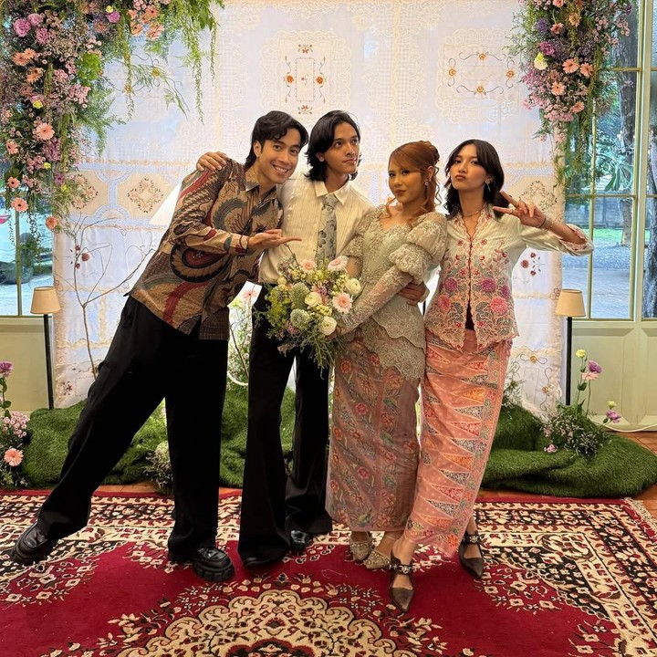 <p>Turut hadir dalam acara ini adalah kakak dari Faishal, yakni aktris Sheila Dara dan suaminya Vidi Aldiano. Melalui unggahan di Instagram, Vidi secara khusus menuliskan doa dan harapannya untuk sang adik ipar. "Harinya lamaran adik-adik tersayang! Lancar terus untuk kalian berdua, sampai hari H, sampai selamanya! Banyak bahagia dan berkat yang mengelilingi kalian! Love you guys!" tulisnya. (Foto: Instagram @cakecaine)</p>