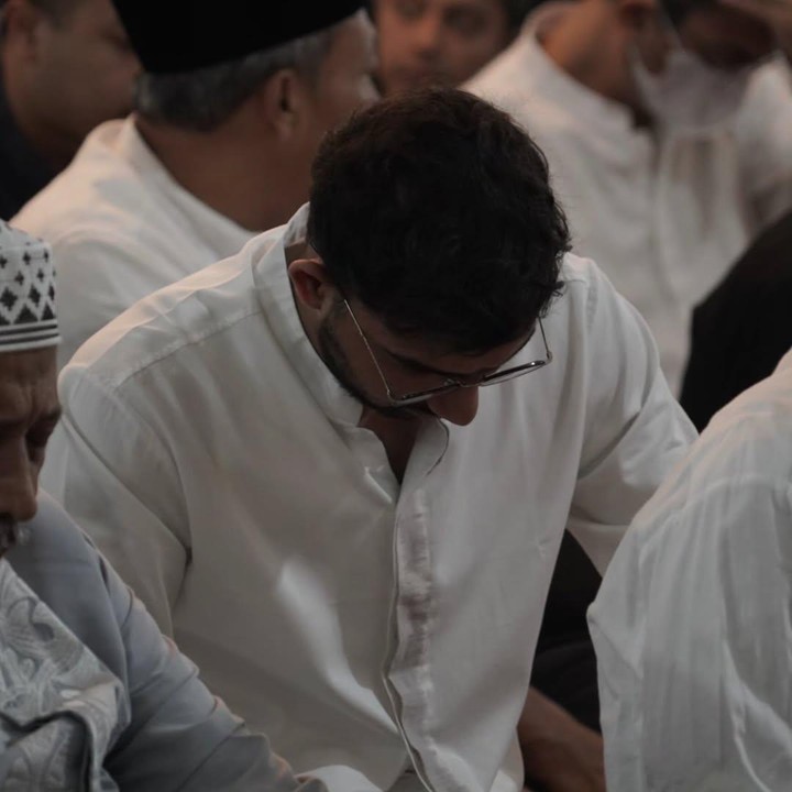 <p>Kehadiran putra semata wayang Najwa Shihab, Izzat Ibrahim Assegaf, juga mencuri perhatian. Izzat yang terlihat mengenakan baju berwarna putih, tampak duduk khusyuk berdoa di acara 40 hari meninggalnya sang ayah. (Foto: Instagram @najwashihab)</p>