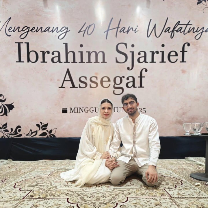 <p>Melalui unggahan ini, Najwa Shihab juga mengungkapkan perasaannya setelah 40 hari kepergian sang suami. "Empat puluh hari tanpa Ibrahim. Dan entah bagaimana, kami masih di sini&mdash;memegang erat yang ia tinggalkan: cinta yang tak luntur, kekuatan yang meneguhkan langkah. Di ruangan yang penuh doa dan kehangatan, rasanya ia tetap bersama kami&mdash;dalam teduhnya jiwa, dalam tenangnya keyakinan. Terima kasih, untuk setiap pelukan yang tak terlihat, setiap doa diam-diam yang menenangkan," tulisnya. (Foto: Instagram @najwashihab)</p>