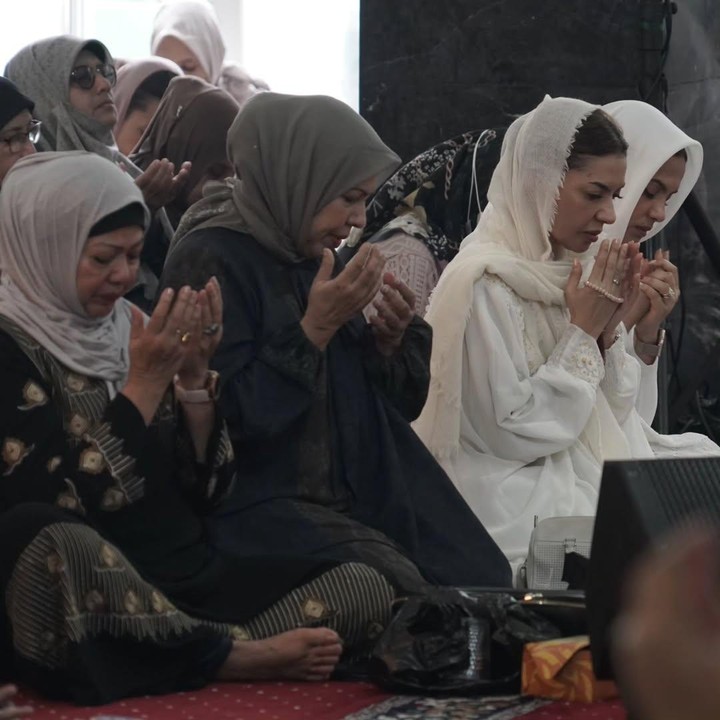 <p>Acara ini digelar secara tertutup pada Minggu, 29 Juni 2025. Acara ini hanya dihadiri oleh keluarga dan kerabat dari keluarga Najwa dan mendiang suaminya, Bunda. (Foto: Instagram @najwashihab)</p>