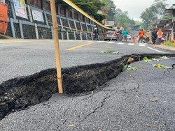 Jalan Nasional Trenggalek-Panggul Amblas di Sejumlah Titik