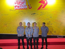 Polri Gandeng Puluhan Musisi Jalanan Hibur Masyarakat di HUT Bhayangkara