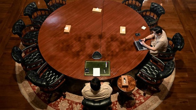 Presiden Prabowo Subianto menggelar rapat bersama Menteri Investasi dan Hilirisasi Rosan Roeslani, dan Menteri Keuangan Purbaya.