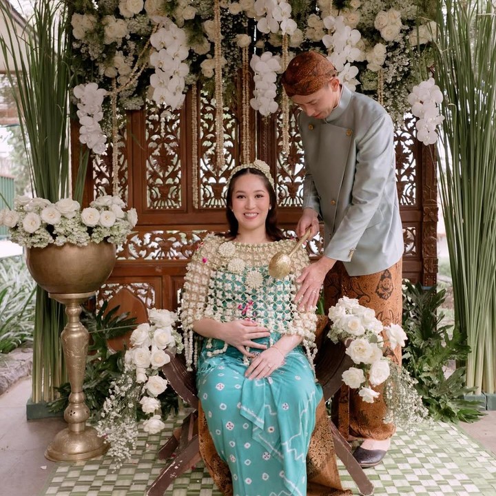 <p>Dalam foto-foto yang diunggah keduanya, Ribka dan Rian tampak begitu bahagia dan khusyuk menjalani prosesi tasyakuran tersebut, termasuk siraman. Foto: Instagram @ribkasugiarto</p>