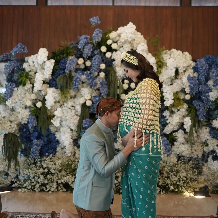 <p>Pasangan ini pun menuai doa baik dari sahabat, keluarga, dan penggemar. "Sehat dan lancar semuanya mama, papa &amp; baby gemoy," tulis @lis***. "Smg diberi kelancaran SMP lairan..smuanya sehat...Soleh /Solehah...," tulis akun @arb***. Ada pula yang memprediksi jenis kelamin Si Kecil, "Mbk ribka kelihatan cantik banget, kayaknya anknya bakalan cewek nii," ucap akun @zah***.&nbsp;Foto: Instagram @ribkasugiarto</p>