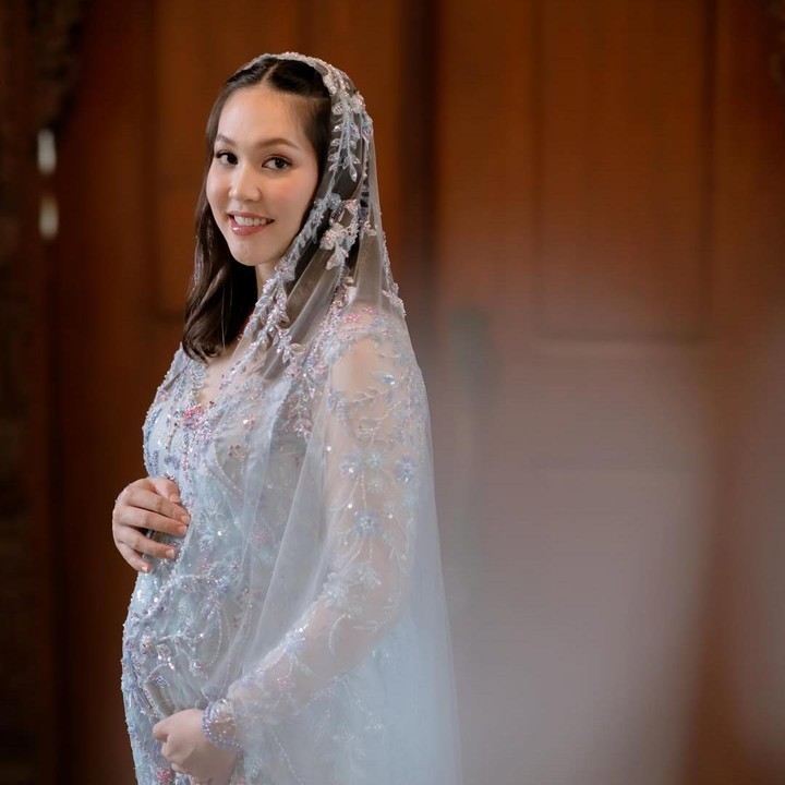 <p>Mengenakan gaun nuanda biru lembut,&nbsp;pebulu tangkis kelahiran Karang Anyar, 22 Januari 2000 ini tampak cantik sambil memegang <em>baby bump</em>-nya. Banyak yang bilang Ribka semakin cantik dan glowing saja sejak hamil anak pertama.&nbsp;&nbsp;Foto: Instagram @ribkasugiarto</p>