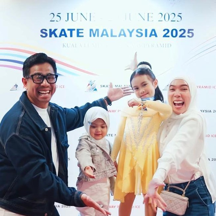 <p>Siapa bilang dongeng hanya milik dunia fiksi? Buktinya Sada Aminahanara, putri dari Fitri Tropica dan Irfan Toge, berhasil menghidupkan kisah Beauty and the Beast di arena <em>ice skating</em>, saat mengikuti Skate Malaysia, pada Jumat (25/6/2025). Melalui gerakan lembutnya, Sada seolah menyihir penonton di setiap luncurannya, seperti pertunjukan dongeng mini di atas es ya, Bunda. (Foto: dok. Instagram @fitrop)</p>