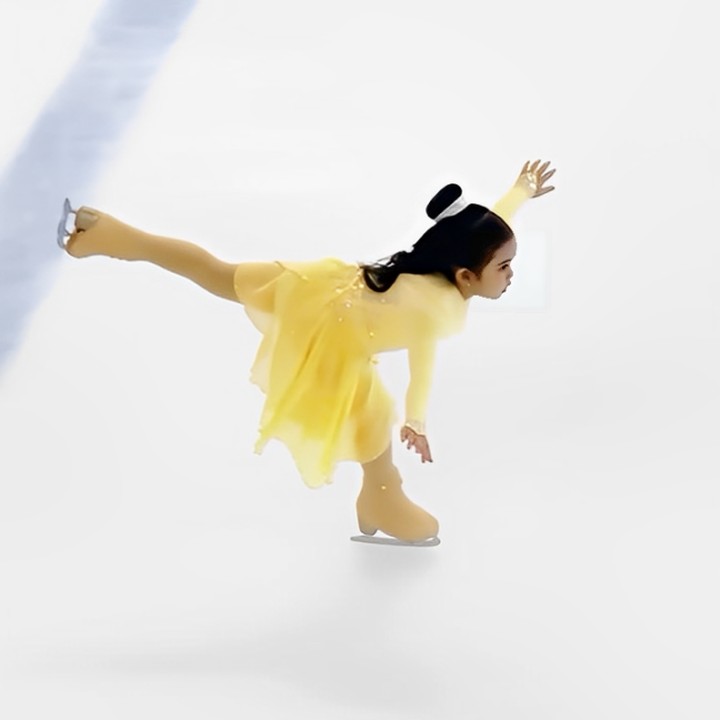 <p>Momen Sada mengikuti kompetisi <em>ice skating</em> ini diunggah Fitri Tropica melalui akun Instagram pribadinya. Sada tampil memukau dalam balutan gaun kuning khas Princess Belle. Tak disangka, putaran demi putaran berhasil dilakukan Sada dengan stabil dan mulus. Sada tampil begitu percaya diri dengan badannya tegap, tangannya terbuka sempurna, dan ekspresi wajahnya tetap tenang ya, Bunda. (Foto: dok. instagram@fitrop)</p>