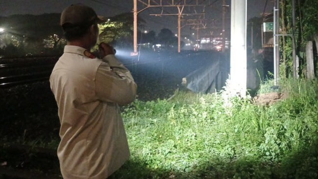 Tembok pembatas rel di Jatinegara diduga sengaja dijebol untuk tempat prostitusi. Di balik tembok itu banyak sampah berceceran, terutama kondom bekas pakai.