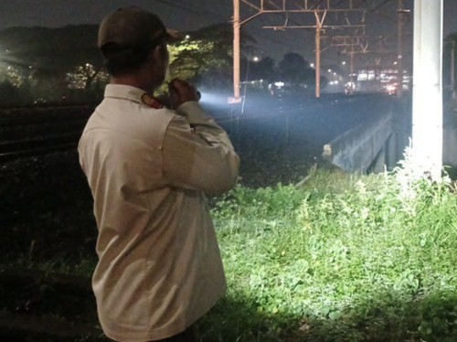 Malam-malam Susuri Tembok Bolong Jatinegara, Petugas Amankan 3 Wanita