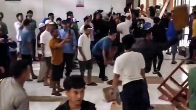 Warga Bubarkan Retreat Pelajar Kristen di Sukabumi, Polisi Terjun Usut Kepolisian kini terjun menyelidiki aksi perusakan terhadap sejumlah fasilitas di rumah singgah di Cidahu, Sukabumi yang diduga masyarakat jadi tempat ibadah.
