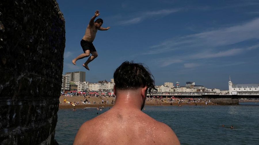 Turis melindungi diri dari terik mentari dengan payung selama gelombang panas musim panas pertama di Seville, Spanyol selatan, 29 Juni 2025. (REUTERS/Marcelo del Pozo) Turis melindungi diri dari terik mentari dengan payung selama gelombang panas musim panas pertama di Seville, Spanyol selatan, 29 Juni 2025. (REUTERS/Marcelo del Pozo)
