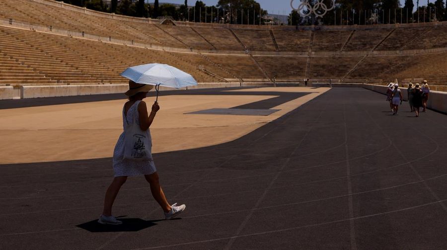 Turis melindungi diri dari terik mentari dengan payung selama gelombang panas musim panas pertama di Seville, Spanyol selatan, 29 Juni 2025. (REUTERS/Marcelo del Pozo)