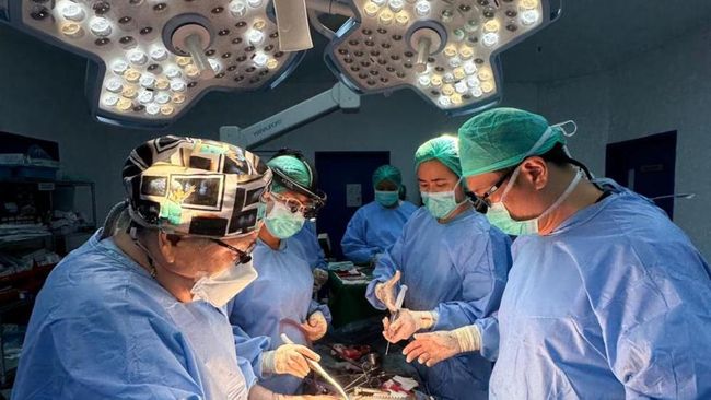 Diseksi aorta merupakan kegawatdaruratan medis mematikan yang perlu penanganan cepat guna mencegah fatalitas, sehingga penting untuk mengenali gejala khasnya.