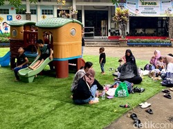 Asyiknya Botram Sambil Ajak Anak Main di Taman Lalu Lintas Bandung