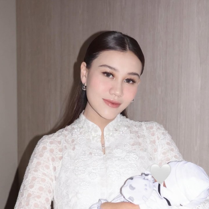 <p>Aaliyah Massaid membagikan pengalaman menyusui putranya Ahmad Arash Omara Thariq. Menurut Aaliyah, sejak melahirkan dan menyusui dia sering begadang. Ia bahkan harus menyesuaikan waktu istirahat dengan jadwal tidur Baby Arash. "(Begadang) Pastinya! heheheh. Sehari cuman tidur 3-5 jam, 2 jam tidur terus kebangun baru tidur lagi dua jam dan colong-colongan waktu aja, tidurnya kalau Arash bobo," kata Aaliyah Massaid. Foto: Instagram/@aaliyah.massaid</p>