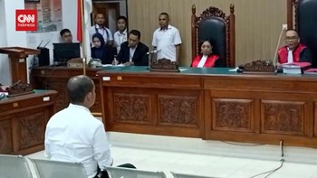 VIDEO: Eks Kapolres Ngada Jalani Sidang Perdana Kasus Pencabulan Anak