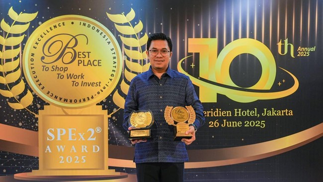 Transjakarta menerima penghargaan The Best Execution Winner in BUMD Sector dan The Best Execution Winner in Public Transportation Industry di SPEx2 Award 2025.
