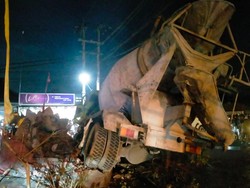 Truk Molen Alami Rem Blong di Buleleng, Warga Tewas dengan Usus Terburai