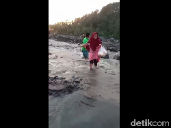 Warga di Lumajang Terjang Banjir Lahar Semeru Demi Belanja Kebutuhan Pokok