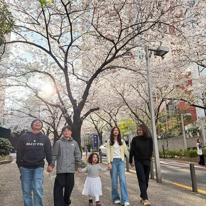 <p>Liburan ke Korea Selatan enggak lengkap rasanya tanpa eksplorasi tempat-tempat hits, seperti ke Busan. Wendy Cagur memboyong keluarganya untuk menikmati&nbsp;berbagai destinasi wisata di sana. Mereka tampak menikmati suasana di Korea Selatan, pada 28 Juni 2025. (Foto: dok. instagram@wendicagur)</p>