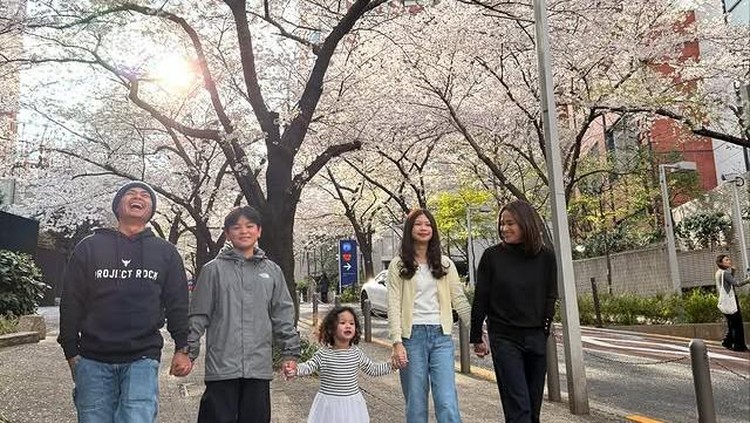 Wendy Cagur dan Keluarga Liburan ke Korea Selatan