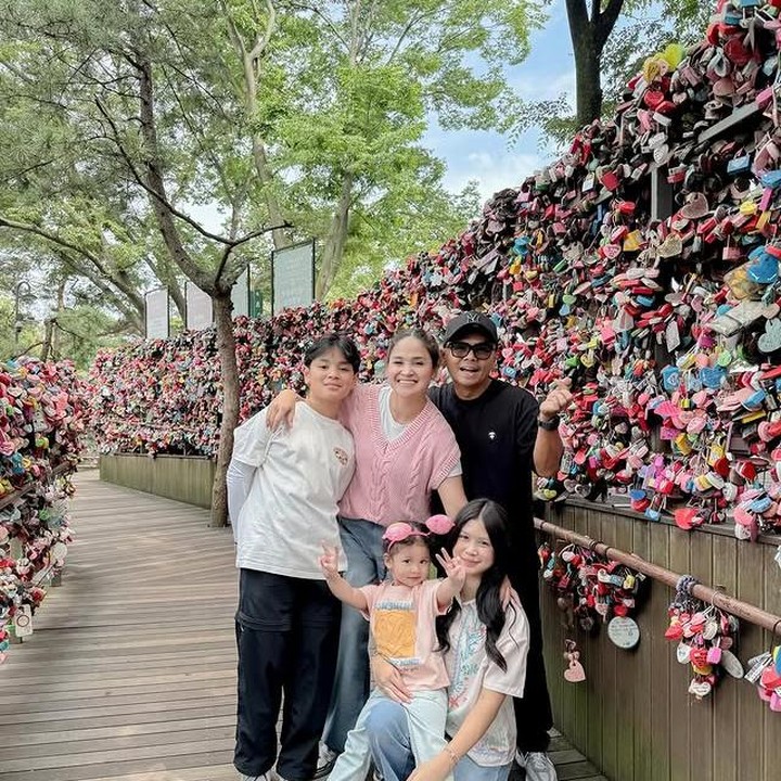 <p>Sang Bunda tampak merangkul erat Kauki yang kini tumbuh menjadi remaja bertubuh tinggi. Pelukan hangat ini sukses memancarkan kehangatan keluarga yang bikin adem hati ya.&nbsp; (Foto: dok. instagram@wendicagur)</p>