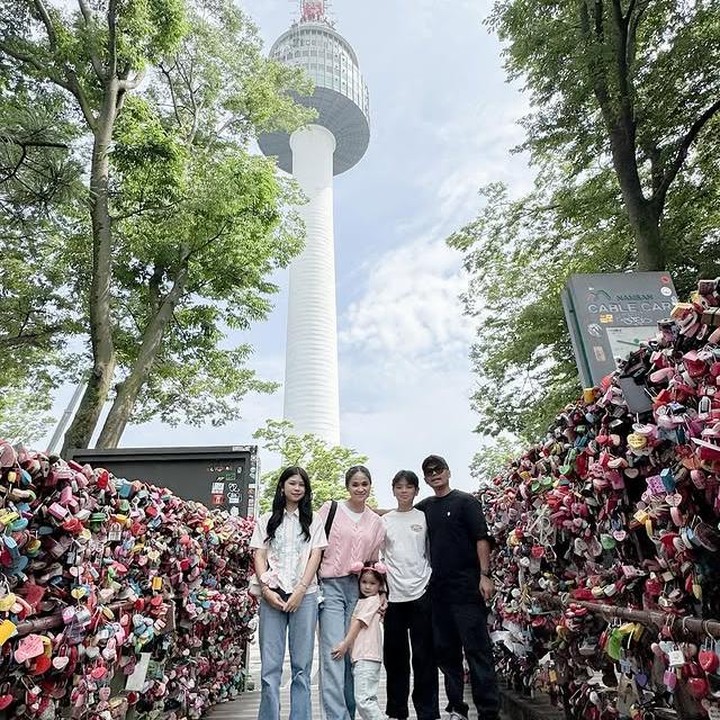 <p>Wendy tampil santai tapi tetap <em>stylish</em> saat berpose di depan N Seoul Tower yang jadi ikon wisata Korea Selatan. <em>Background</em> menara tinggi dan langit biru cerah makin menambah kesan keseruan liburan mereka.&nbsp;(Foto: dok. instagram@wendicagur)</p>