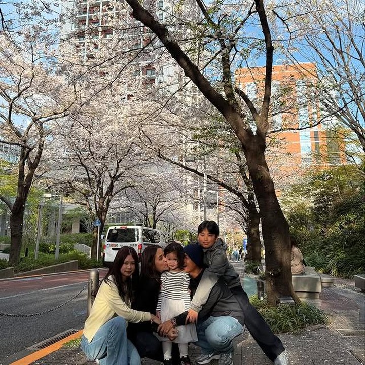 <p>Aiko Phoenix Dactylifera tampil super menggemaskan saat mendapat ciuman sayang dari keluarga tercinta. Ekspresi ceria dan penuh cinta dari mereka bikin momen ini terasa hangat dan manis banget, ya, Bunda! (Foto: dok. instagram@wendicagur)</p>