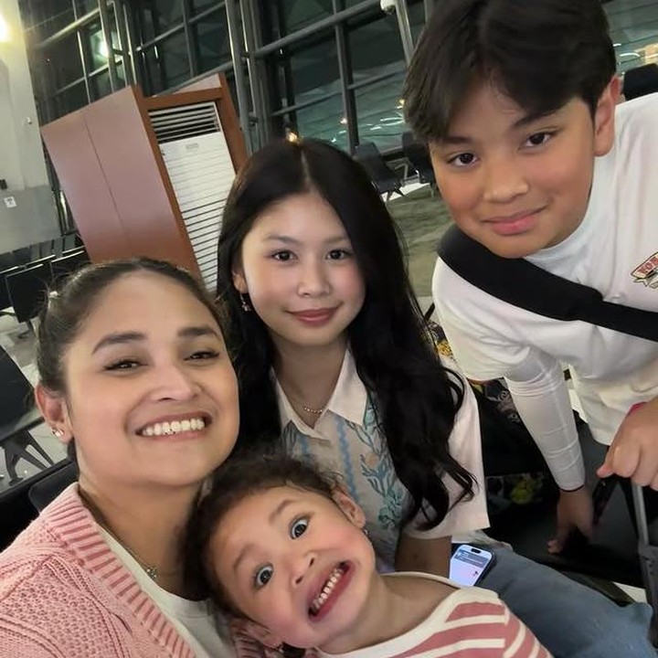 <p>Mereka juga sempat berpose <em>selfie</em> bersama di bandara. Wajah penuh semangat, senyum ceria, dan tatapan antusias jadi bukti kalau liburan kali ini benar-benar ditunggu-tunggu, ya, Bunda! (Foto: dok. instagram@wendicagur)</p>