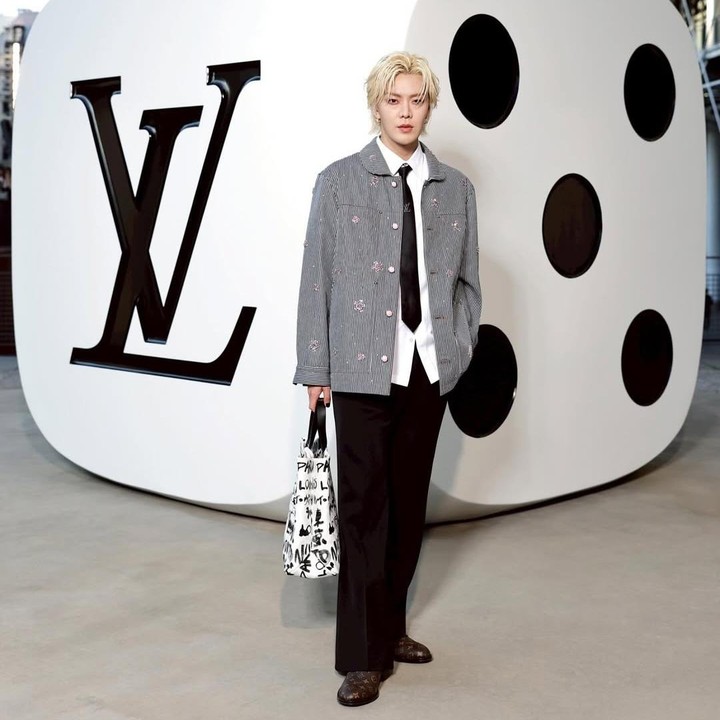 <p>Selain itu, member NCT, Yuta, juga tampak menghadiri Louis Vuitton Menswear Spring/Summer 2026 Fashion Show, Paris Fashion Week, di Paris, Prancis, 24 Juni 2025. Ia mengenakan white shirt yang dipadu dengan dasi hitam dan blazer berwarna abu-abu. (Foto: Instagram @yuu_taa_1026)</p>