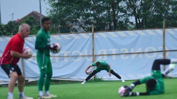 Kabar Sport CNN Terbaru : Usai Muncul di Bioskop, Kiper Baru Persib Gabung Latihan