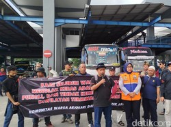 Warga Demo Bentangkan Spanduk Tolak Premanisme di Terminal Arjosari