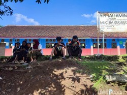 Nasib Warga Pelosok Cianjur, Cari Sinyal Internet ke Lapangan-Sawah