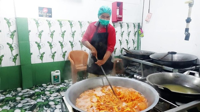 BRI berkomitmen mendukung UMKM melalui KUR dan program Makan Bergizi Gratis, yang berdampak pada pertumbuhan ekonomi dan penyerapan tenaga kerja lokal.