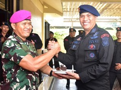 Hari Bhayangkara Ke-79, Brimob Polda Metro Dapat Kejutan dari Marinir