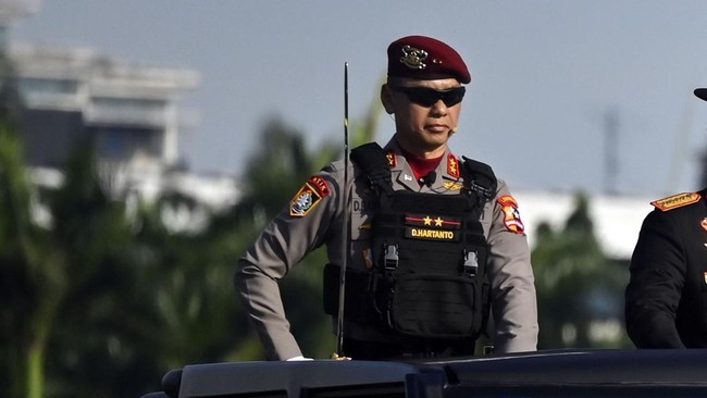 Upacara peringatan ke-79 Hari Bhayangkara diwarnai momen Presiden Prabowo Subianto meminta Komandan Upacara Irjen Dadang Hartanto untuk menghadap dirinya.