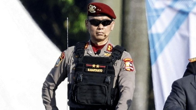Kapolri Jenderal Listyo Sigit Prabowo menunjuk Irjen Dadang Hartanto sebagai Kapolda Maluku. Ia sempat jadi Komandan HUT Bhayangkara dan dipanggil Prabowo.