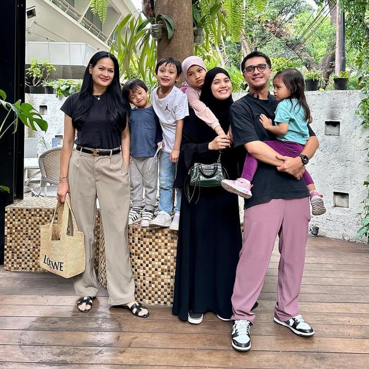 <p>Hal tersebut diketahui langsung melalui beberapa unggahan&nbsp;di akun media sosial mereka. Bahkan, Donna pun cukup sering mengabadikan foto saat jalan bersama keluarga putra sulungnya ini.&nbsp;(Foto: Instagram@donnaharunofficial)</p>
