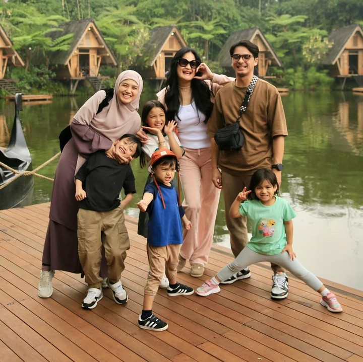 <p>Tak sedikit dari mereka yang ikut bahagia dan memberikan pujian untuk keluarga artis yang satu ini. &ldquo;MasyaAllah bahagia dan kaya raya dengan banyaknya cucu yang cantik ganteng soleh solehah,&rdquo; tulis akun <em>wintaniaw****.</em> &ldquo;MasyaAllah..<em>sweet</em> banget ya keluarga ini, adem banget ngelihatnya,&rdquo; tulis akun <em>@desp****.&nbsp;</em>(Foto: Instagram@donnaharunofficial)</p>