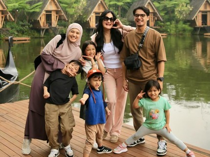 5 Potret Ricky Harun Kerap Ajak Donna Harun Jalan Bareng Istri dan Anak