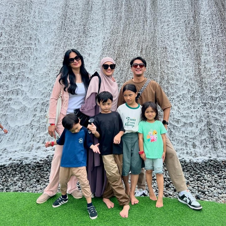 <p>Ricky Harun kerap menghabiskan waktu bersama sang istri, Herfiza Novianti, dan keempat anaknya. Namun, Ricky juga tak lupa mengajak sang Bunda, Donna Harun, jalan bareng mereka. (Foto: Instagram@donnaharunofficial)</p>