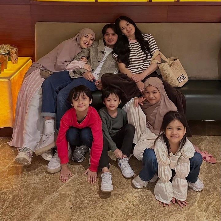 <p>Misalnya saja seperti foto berikut ini. Donna bersama anak, menantu, dan cucu-cucunya terlihat begitu dekat, bukan, Bunda? Keharmonisan keluarga pun kerap menarik perhatian publik.&nbsp;(Foto: Instagram@donnaharunofficial)</p>