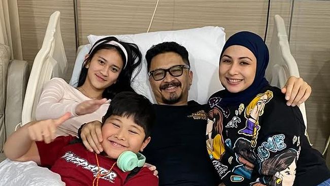 Ferry Maryadi Sempat Jatuh di Kamar Mandi, Kini Jalani Operasi Sendi dan Tetap Semangat!